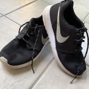 Women’s Nike Roshe tennis shoes